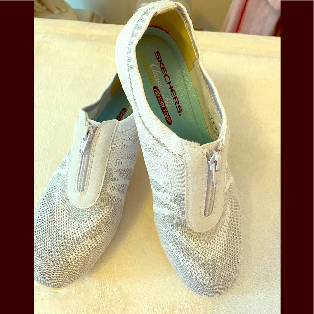 Skechers zip up white sneakers. Size 10